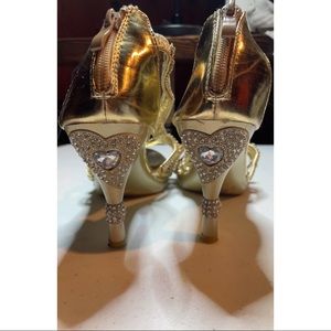 Delicacy Size 7.5 gold rhinestone heels.